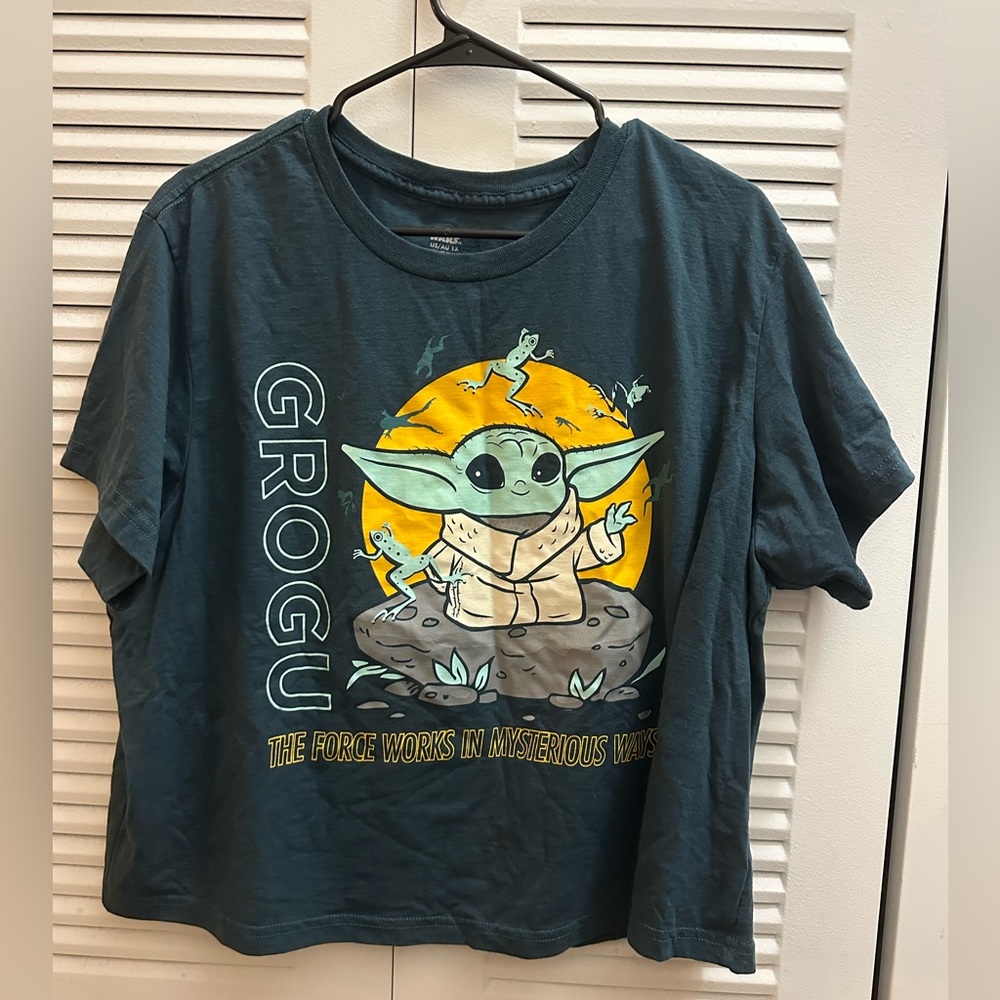 Disney Star Wars Baby Yoda crop tee